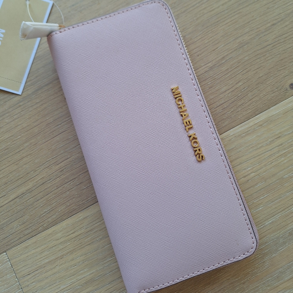 NWT Michael Kors Jet Set Travel Large  Continental Signature Leather Wallet